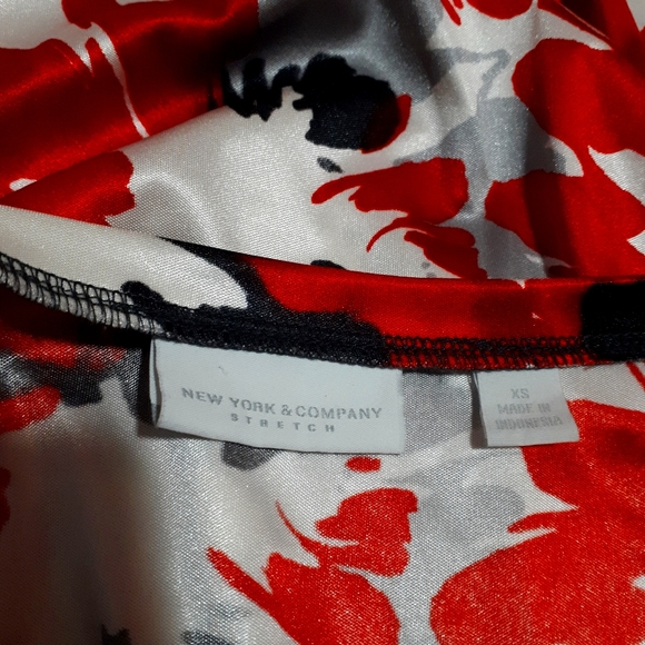 Like new v-neck floral tank top - Picture 2 of 3